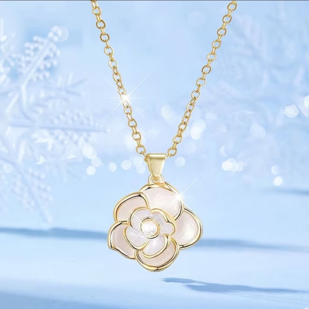 Elegant Gold Flower Pendant Necklace